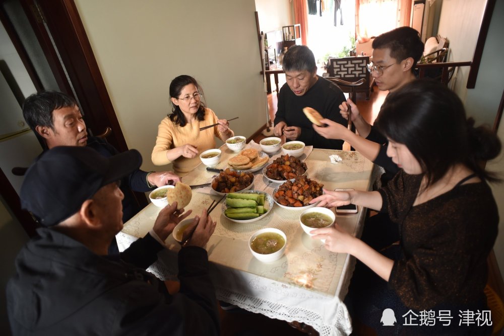 小郭一家人围坐吃柴火饭. (图/文 佟佟)