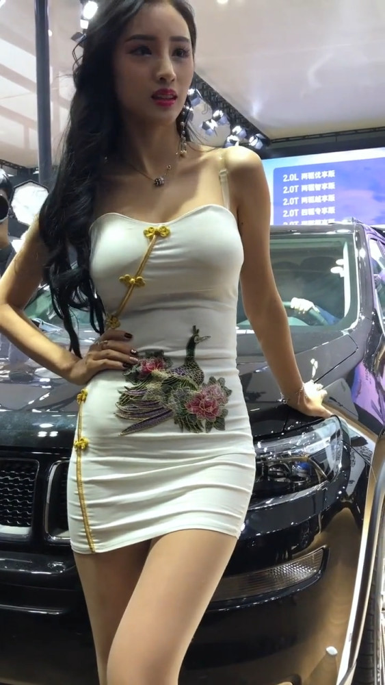 街拍；另类旗袍美女，性感大长腿，肚子上的凤凰：看着很美！-天天快报