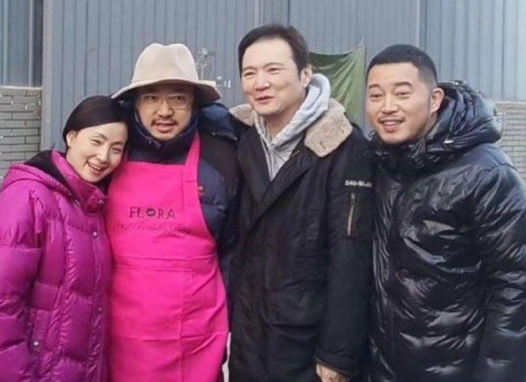 夫妻二人与剧组人员合影.这不汪俊导演和沙溢吗?看来三位是有合作.