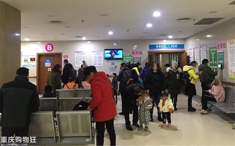 看到那些带着奶娃的,更揪心……" 儿童医院常年人多 "挂号难""排队几