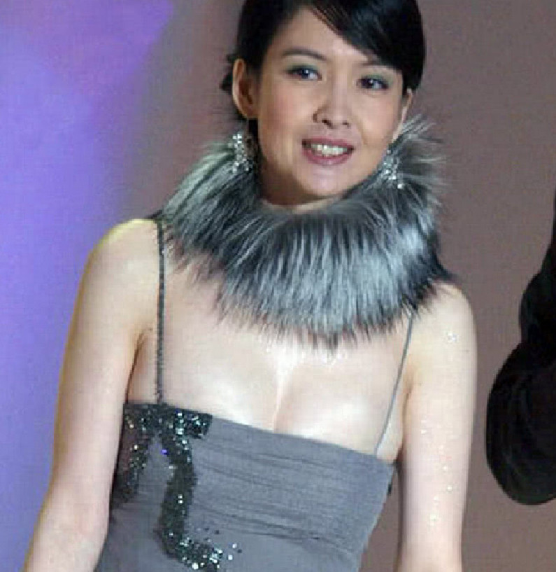 周慧敏近照曝光,51岁依旧美如少女,网友:难怪能红这么