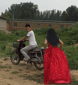 搞笑图片:大姐,你根本就不是来蹦极的,吃帅哥豆腐才是