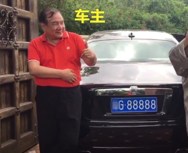 第一次在路上见到京a88888,开的还挺慢,车主是位传奇人物