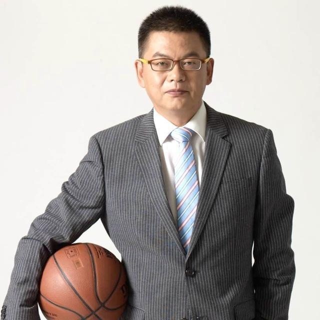 国内最敢说话的解说!苏群年收入达千万级别,已多年不和杨毅同台