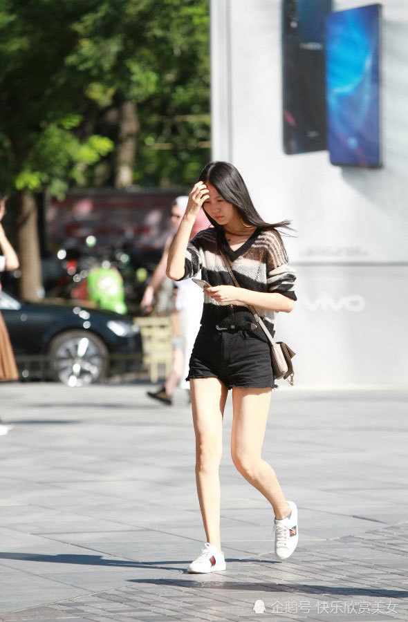 美女街拍:很好看的高挑妹子,清秀可人,让我无法忘却
