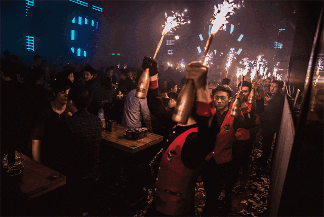 关于你心目中酒吧的幻想 dj,热舞,杂技,夜场派对… 在这里你都能找到