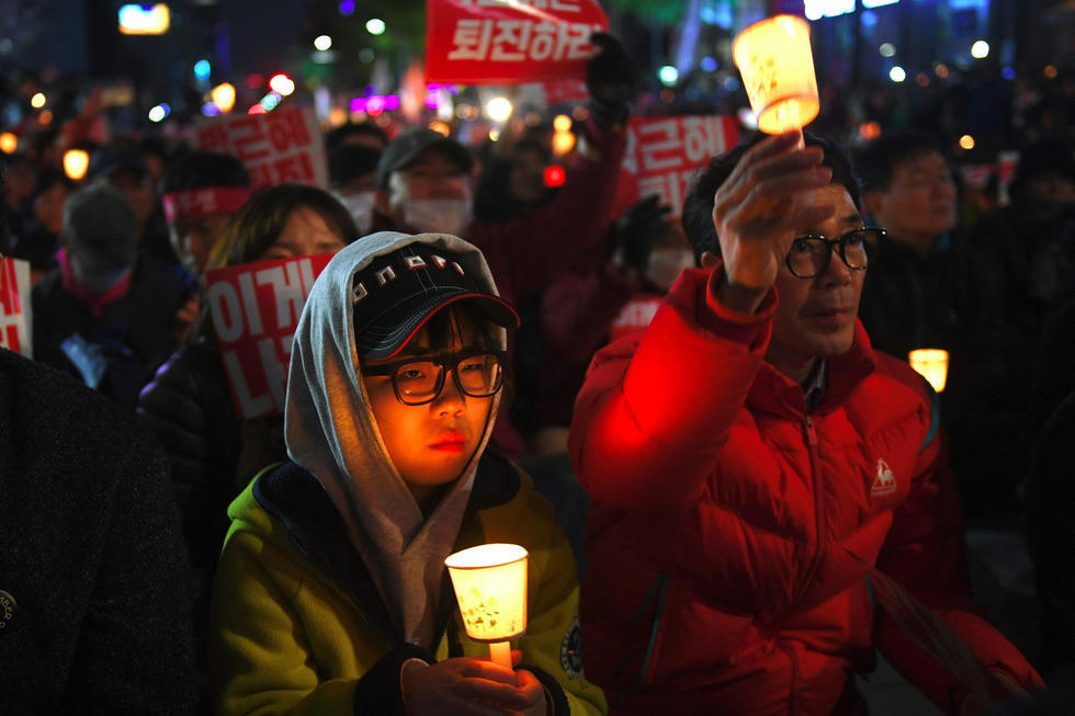 闹大了！韩国上万民众集会 要求朴槿惠下台(组图)