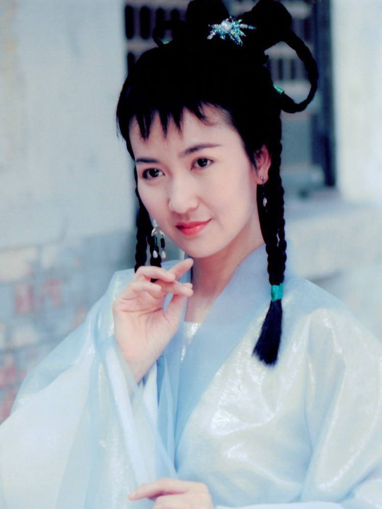 最美小青陈美琪和养女出街,经过多次手术养女已可以正常走路