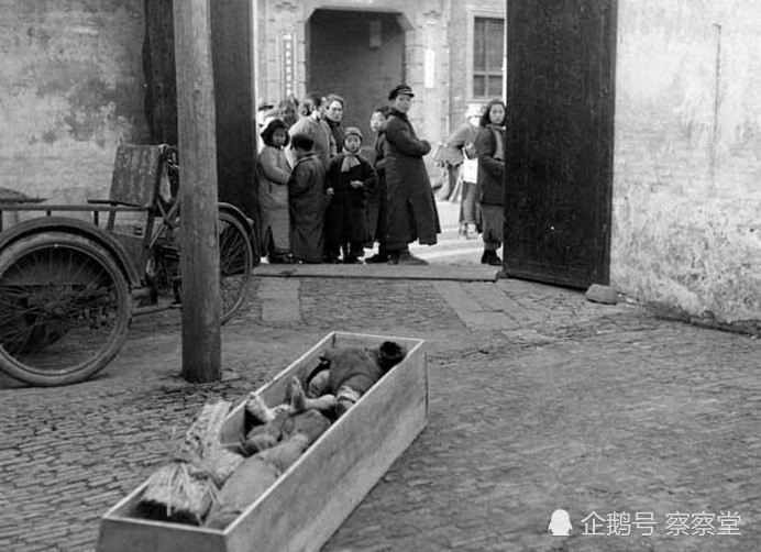 老照片:街头收"死婴",一个民国特殊老行当