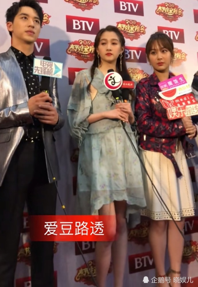 和杨紫受访的关晓彤,为显矮不惜凹出"腿窝",网友:情商
