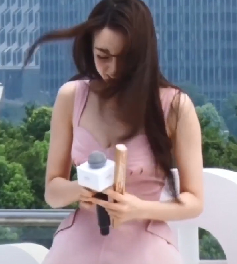迪丽热巴出席活动,当她弯腰的那一瞬间,网友直接沸腾了!