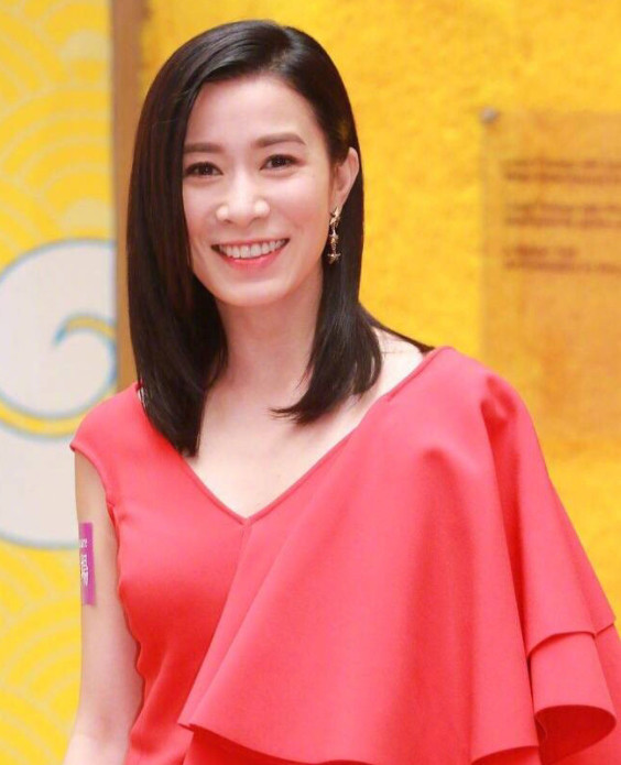 佘诗曼回应网红滤镜下的自己,一句话尽显自身涵养和高