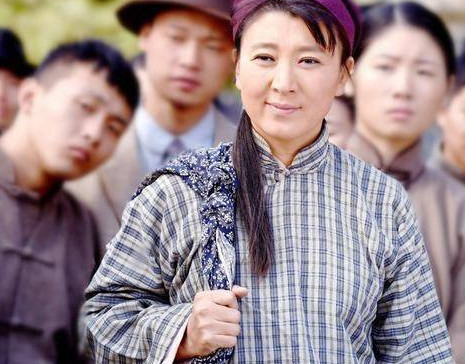 闫学晶47岁仍然年轻,跟丈夫一起像父女,跟继女