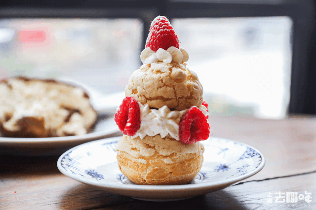 树莓修女泡芙是店里的当季新品,也是巧克力泡芙的升级版,身材更加高挑