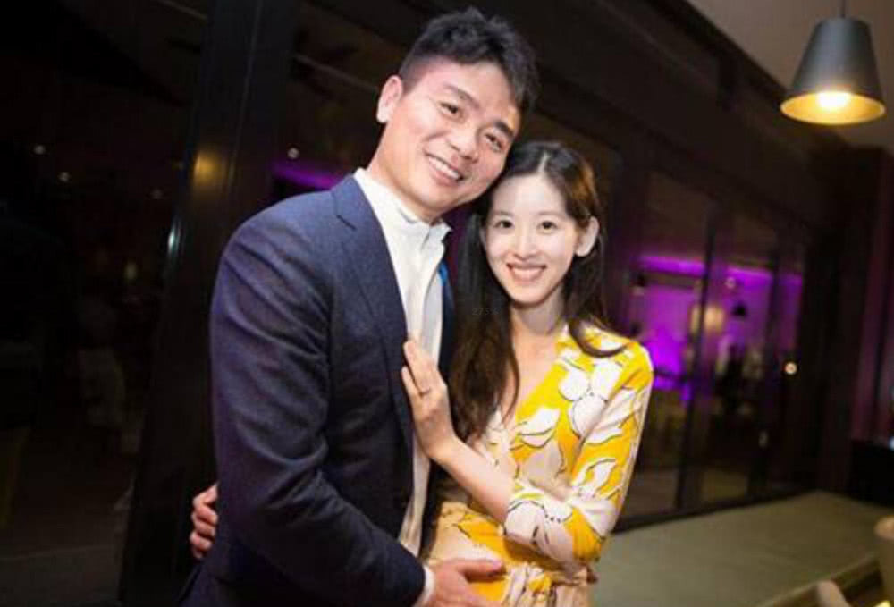 2009年因一张手捧奶茶的照片走红网络,被称为"奶茶妹妹".