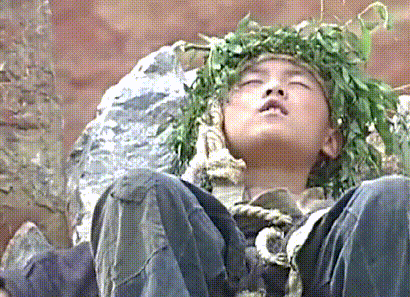 一日,他在城外遇到了一个放牛的小孩,一时间好像看到了小时候的自己