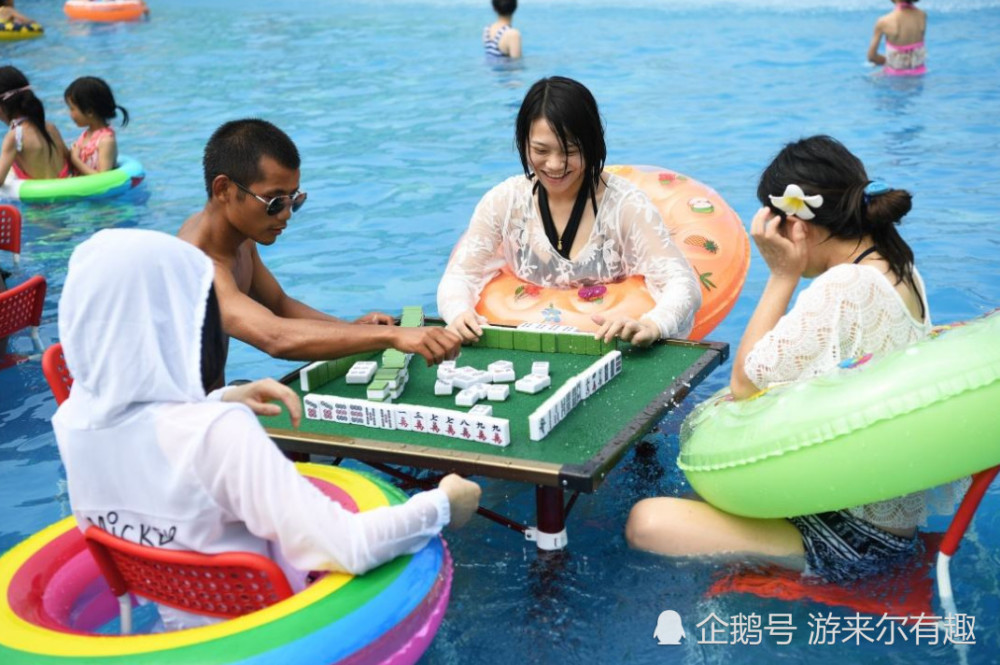 在寒冷的冬天,重庆人竟穿比基尼打麻将,网友:打麻将最