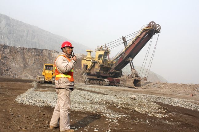 郭明义在在鞍钢齐大山铁矿采场工作现场(图片来自网络) 2019年1月11