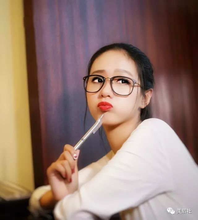 戴眼镜的姑娘,可爱有气质