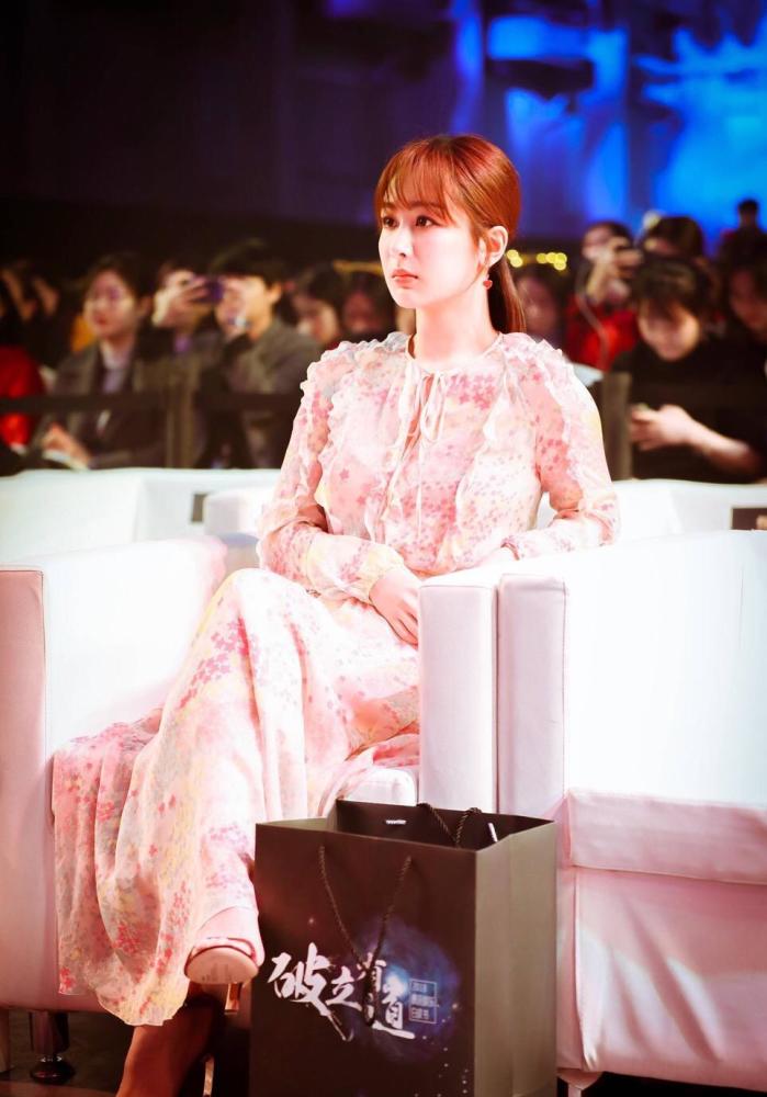 杨紫最新靓照出炉,身穿粉色碎花裙超淑女,元气满满美到炸