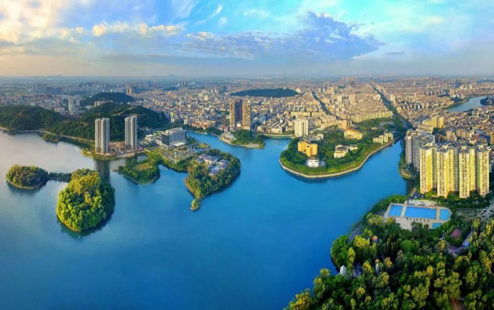 集中精力规划建设城南片区,将滨海新区打造成阳江的新城市中心,科学