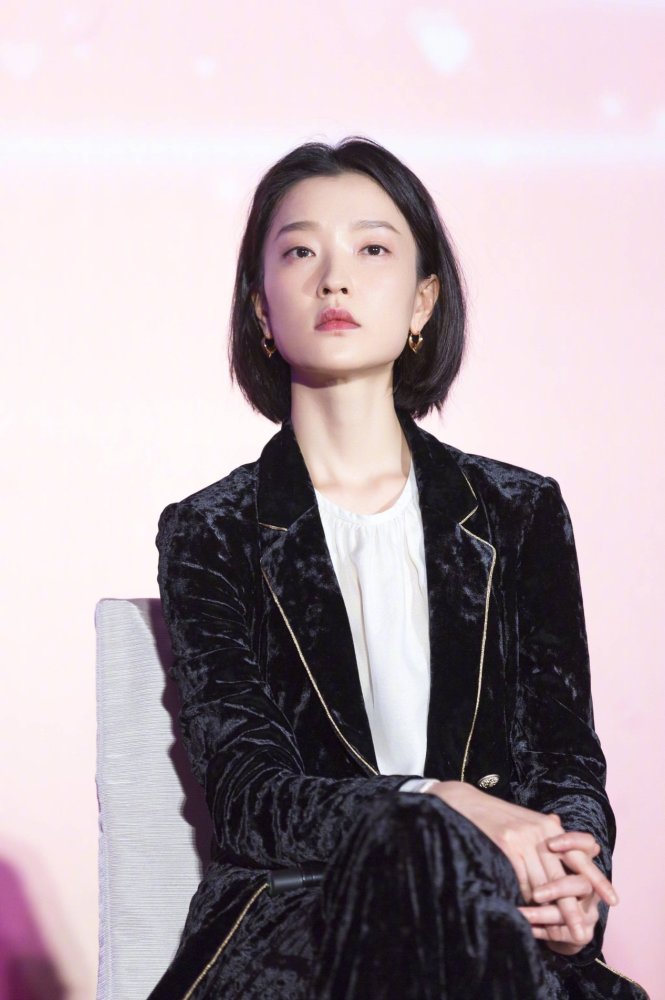 杜鹃和倪妮同穿丝绒西服,颜值都很出众,但风格却大不相同!