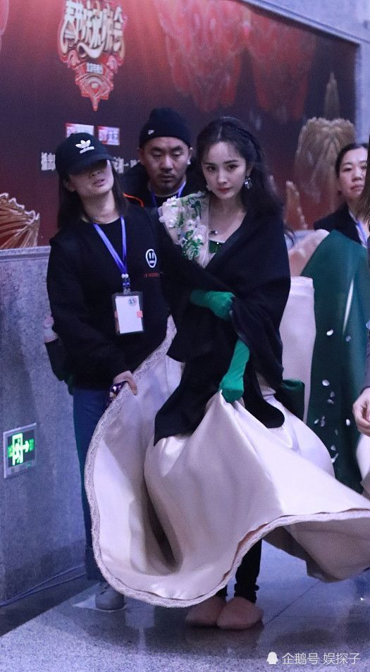 杨幂录制春晚节目,脚穿拖鞋,忙坏了助理,看着好心疼!