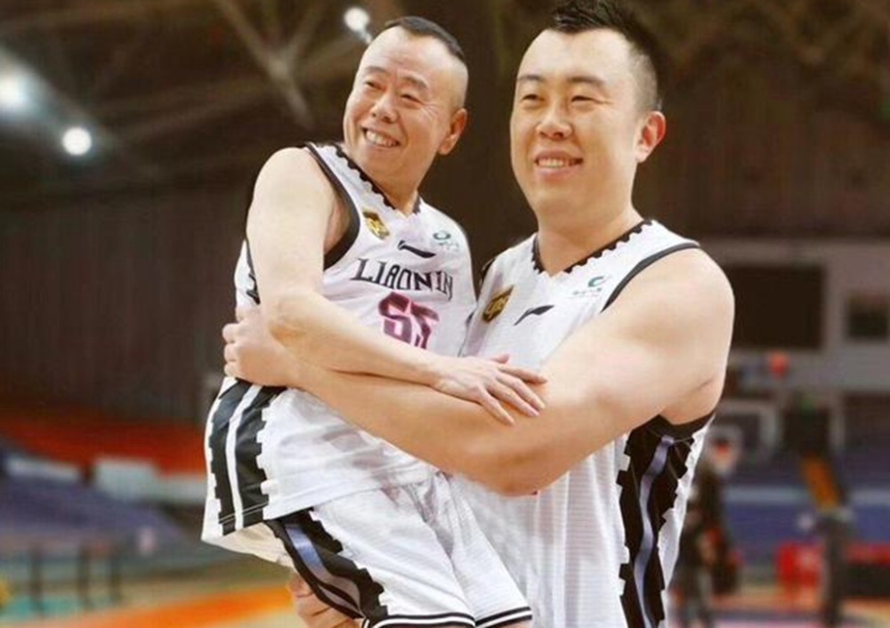 太逗了,韩德君与潘长江亲密合影,身高差成为亮点!