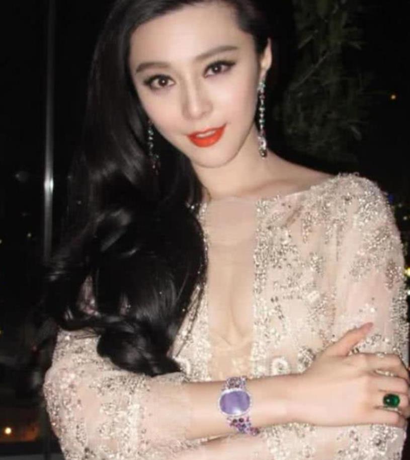 有种"一清二白"叫范冰冰,清澈见底裙一出,网友:拔地而