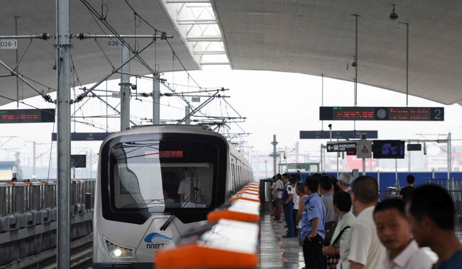 成都地铁二号线犀浦站,全国首例动车,地铁同站台换乘