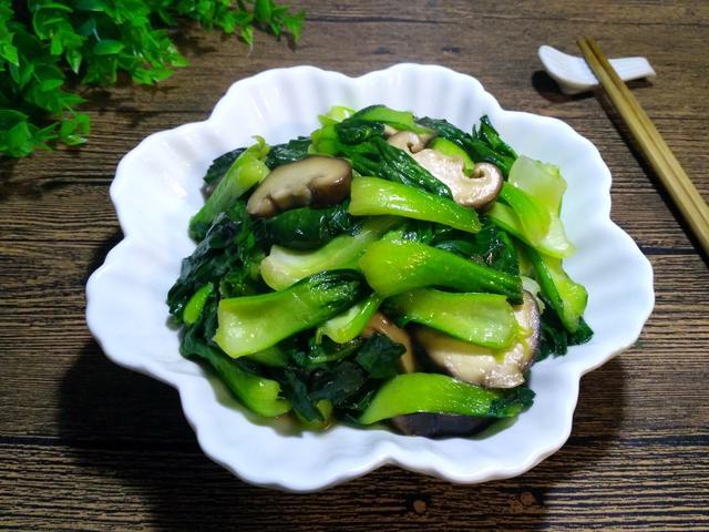 【香菇炒青菜】 用料:青菜500克,新鲜香菇6个,生抽一勺,盐少许,白糖