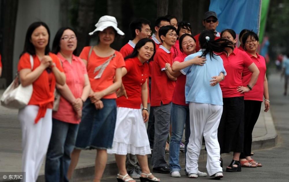 高考家长:高考时要穿什么颜色的衣服,能为孩子带来好运?