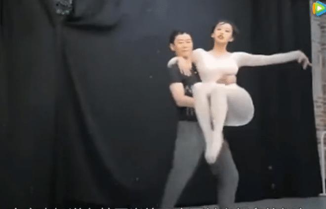 一字马的程潇不算什么,看到她练习芭蕾舞,才知道什么叫实力