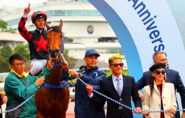 刘德华一家四口路照,朱丽倩身材浮肿变化太大