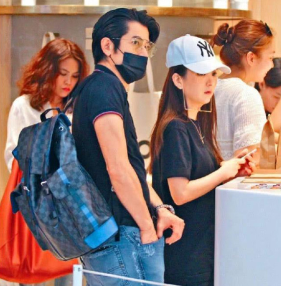 刘德华一家四口路照,朱丽倩身材浮肿变化太大