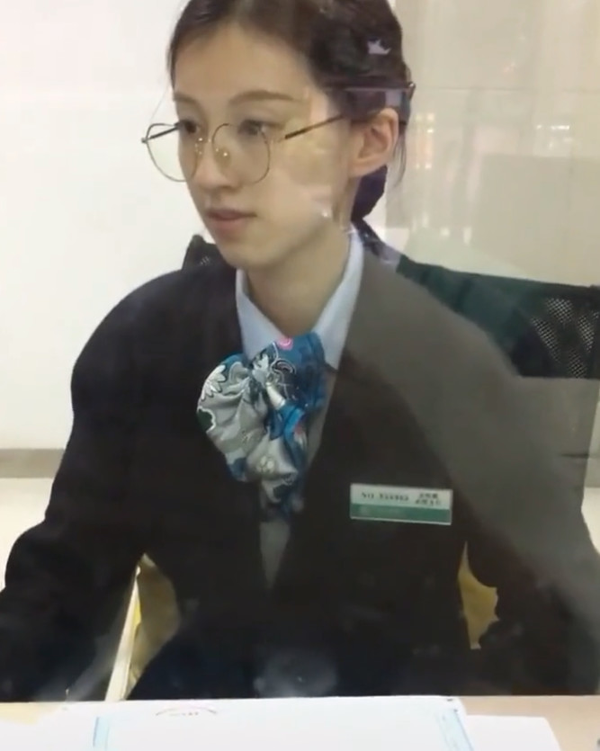 男子去银行办业务,看到女柜员后惊为天人,网友:哪个银行的?