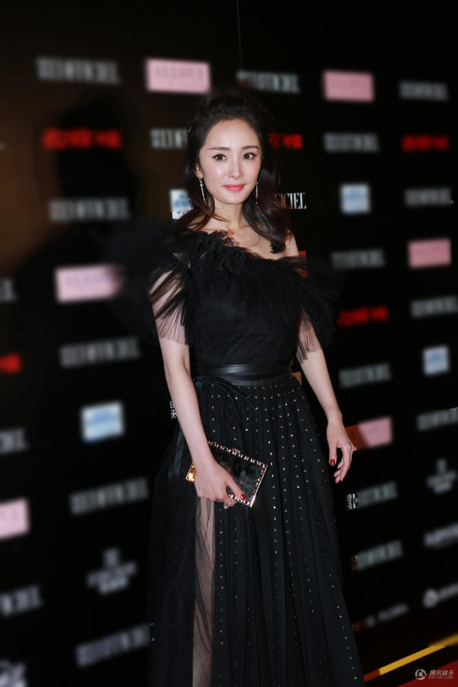 杨幂黄晓明等群星亮相活动 宋佳太“胸猛”(组图)