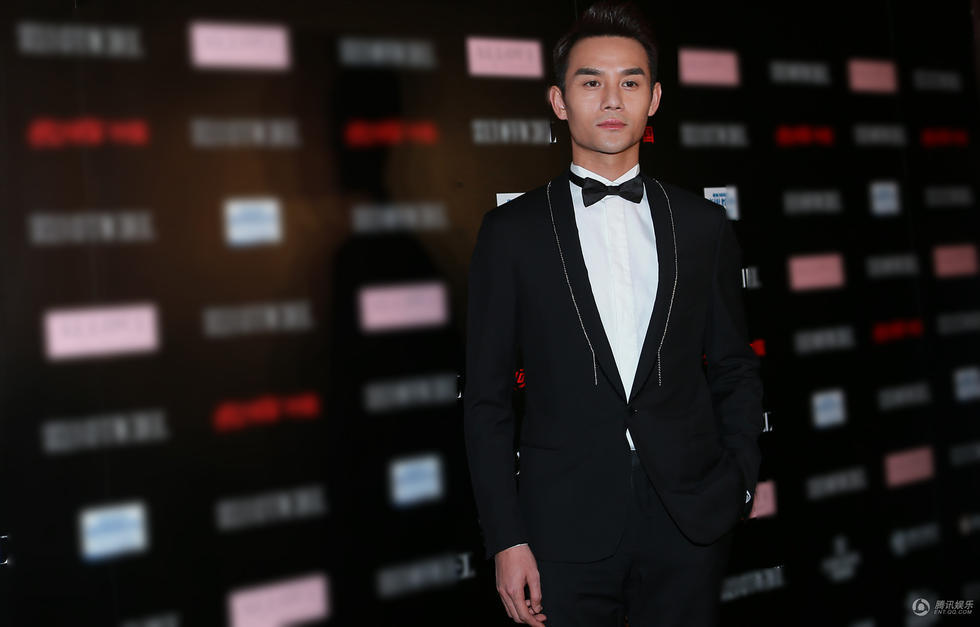 杨幂黄晓明等群星亮相活动 宋佳太“胸猛”(组图)