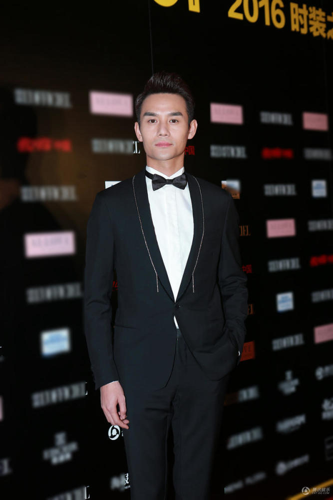 杨幂黄晓明等群星亮相活动 宋佳太“胸猛”(组图)