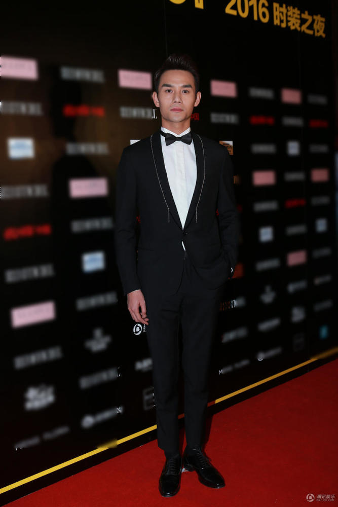 杨幂黄晓明等群星亮相活动 宋佳太“胸猛”(组图)