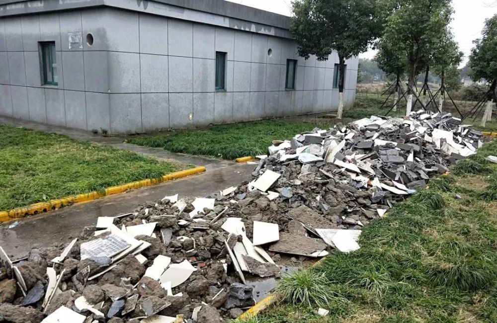 建筑垃圾乱堆放  行政处罚逃不掉