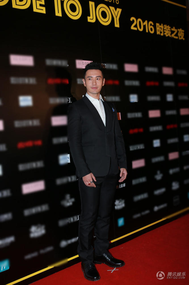 杨幂黄晓明等群星亮相活动 宋佳太“胸猛”(组图)