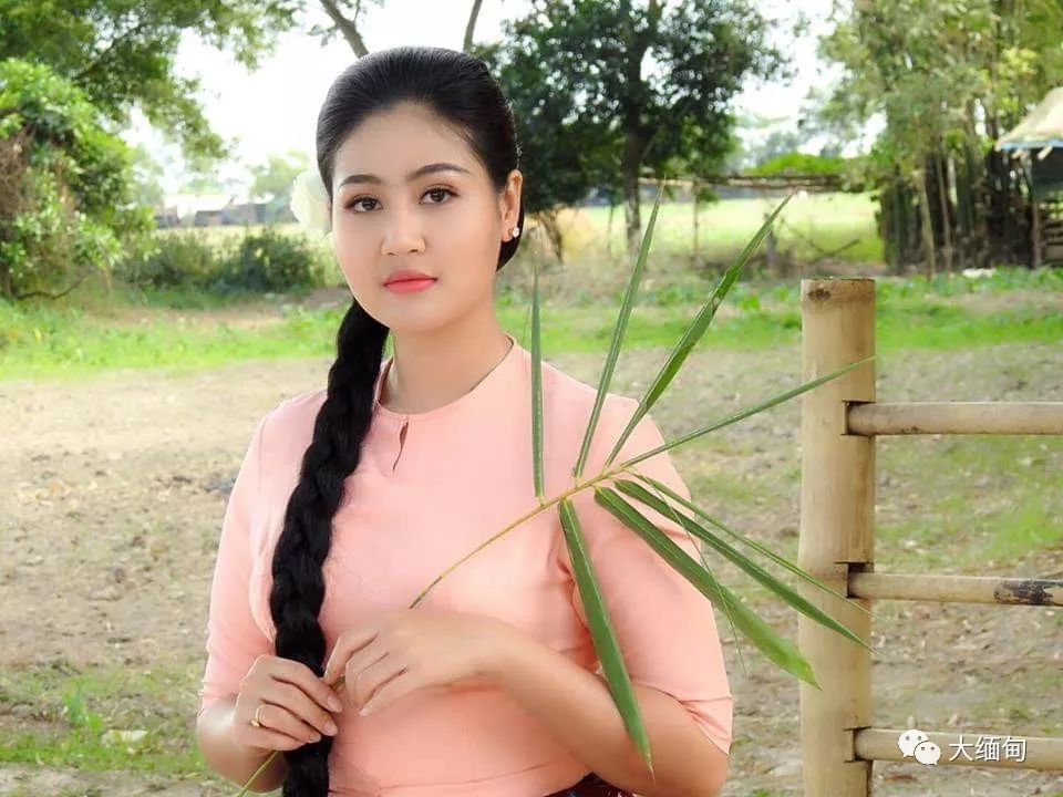 缅甸一豪放女星身穿豹纹泳装吸睛 观众大饱眼福