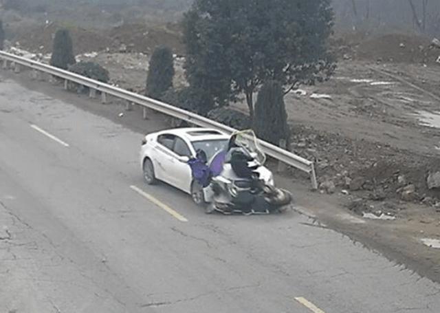 视频还原:小车从身后猛烈撞击,电动车碎片洒落一地,驾驶人