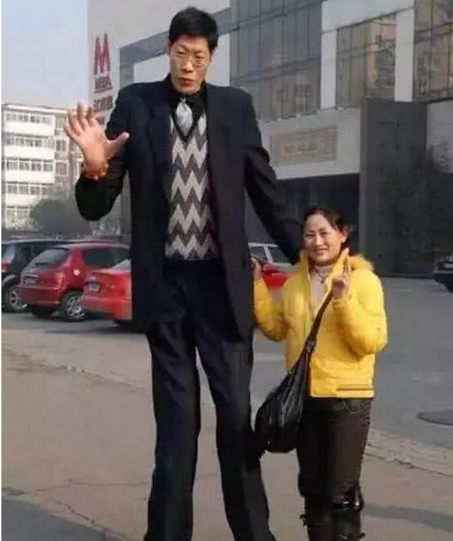 男子身高2米37,结婚18年没孩子,妻子哭诉:他太高了不方便