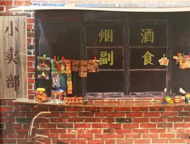 80年代老照片:街头录像厅播放香港电影,小卖部摆满各种零食