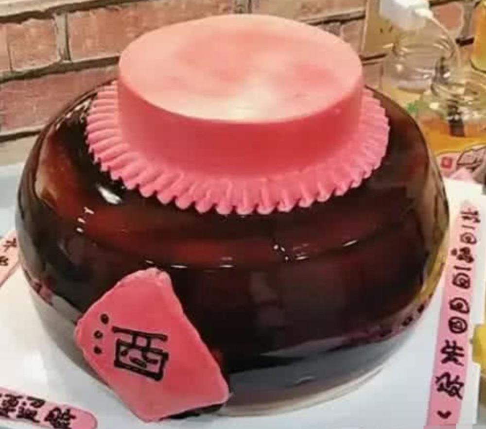 如果你家男友刚好也喜欢喝酒的话,那么送上这么一个蛋糕,简直就是绝配