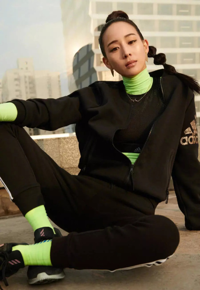 张钧甯为代言变拼命女三娘,银色健美裤又套个短裤大腿