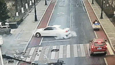 襄城滨江大道一辆行驶的轿车突然失控撞倒电线杆
