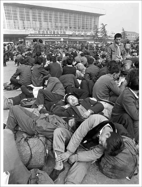 1994年,成都火车北站广场,横七竖八睡在地上的外出打工者